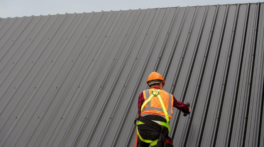 Professional gutter cleaning in Lizella, GA